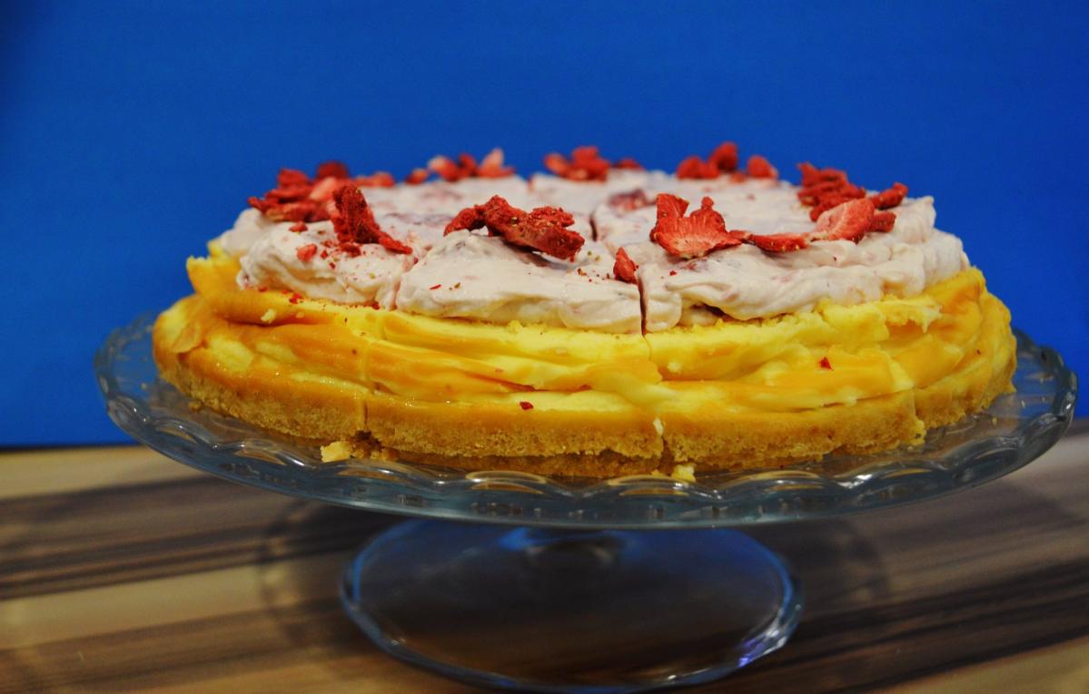 cheesecake with strawberry mascarpone sauce