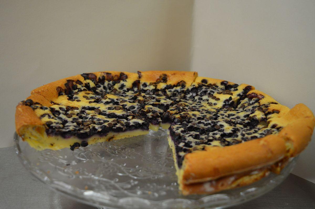 Milkpie with choclate and bluberries