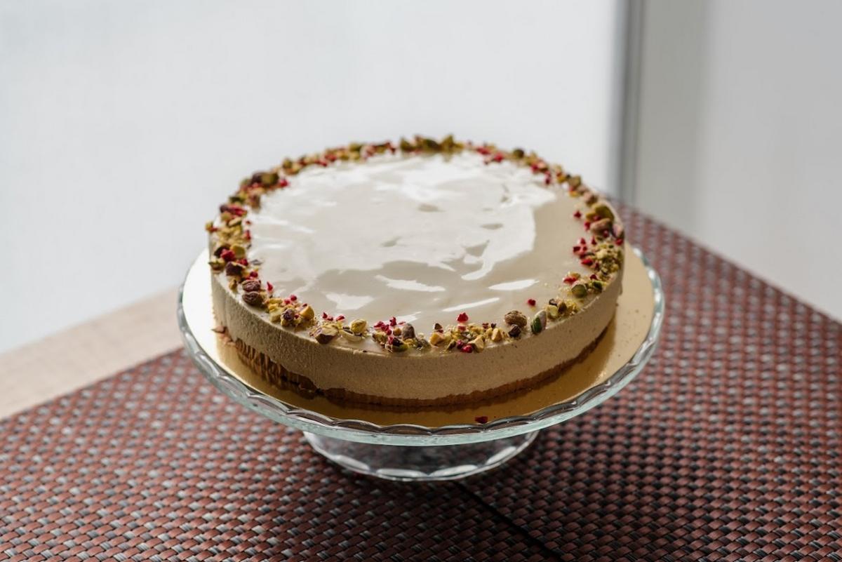 Pisztácia mousse torta erdei gyümölcs darabokkal