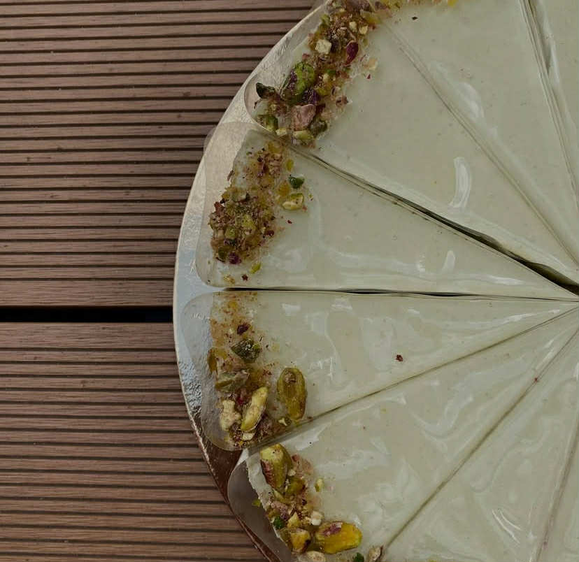 Pisztácia mousse torta erdei gyümölcs darabokkal